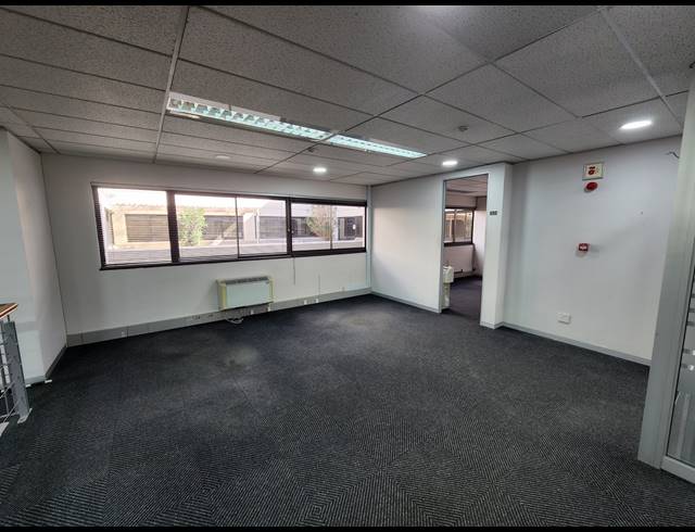 924M² OFFICE TO LET IN PINELANDS
